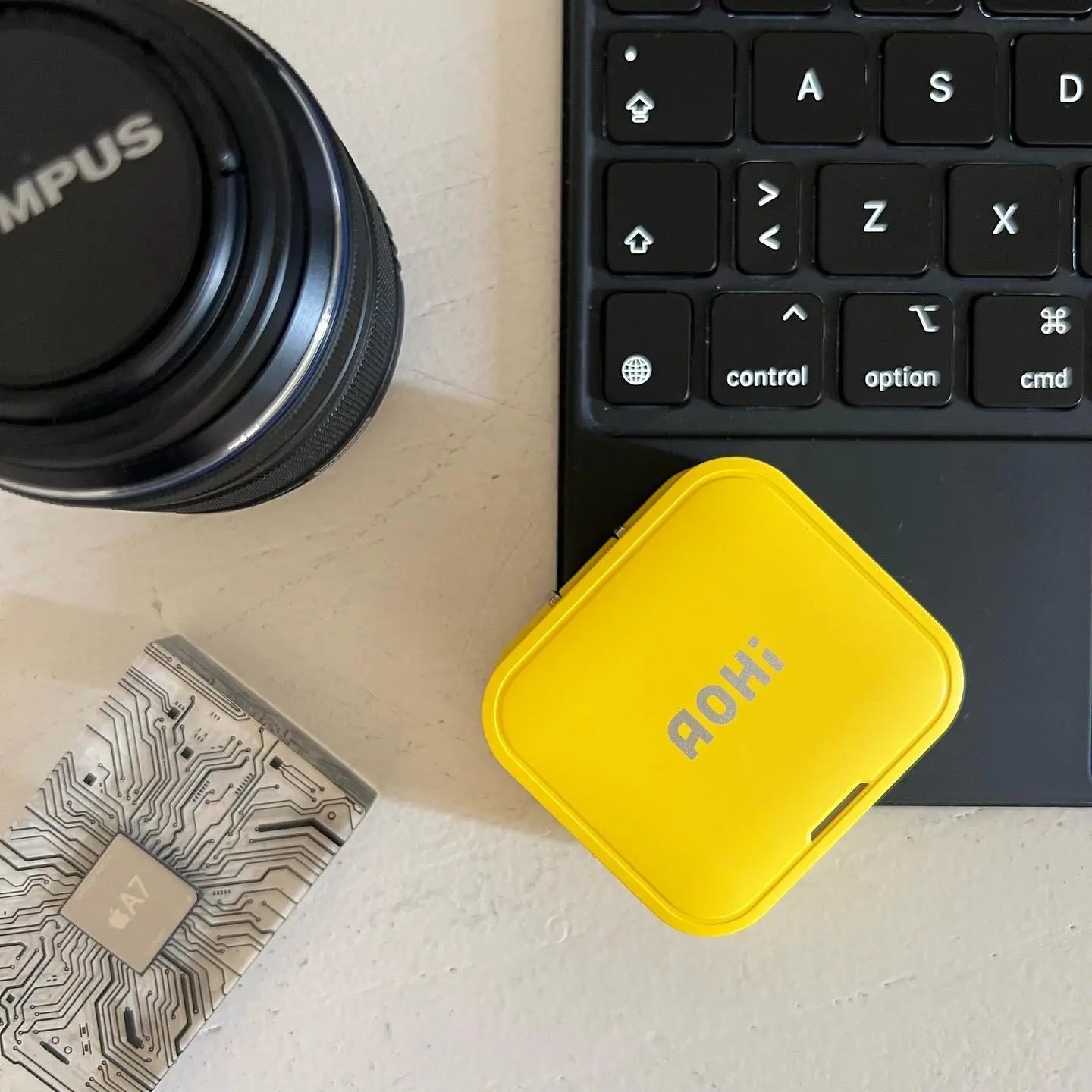 AOHI-dual-port-40W-biscuit-sized-to-fast-charge-two-phones AOHi